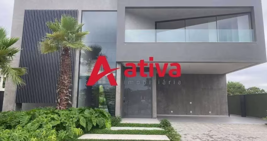 Mansão tríplex com 4 suítes no condomínio alphaville