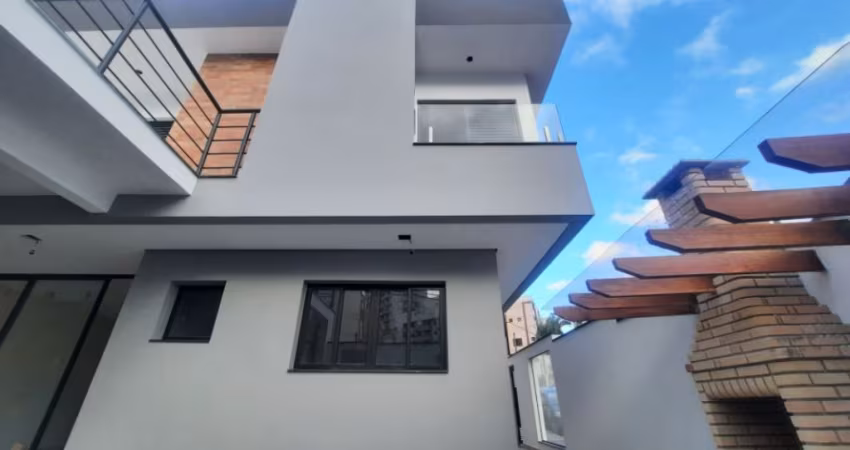 Sobrado novo com conceito moderno com 3 suítes e 2 vagas.