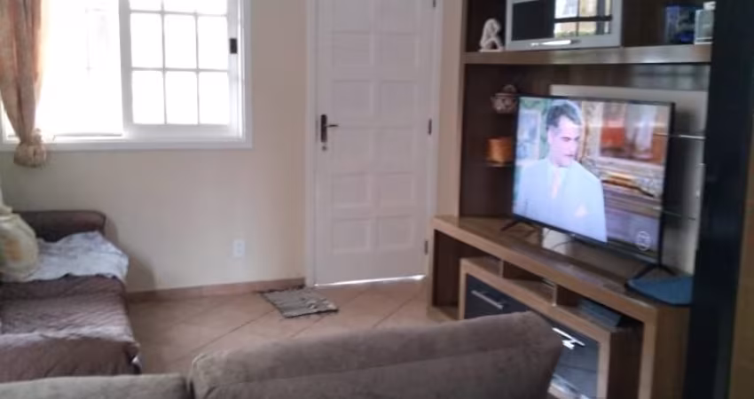 Casa em condomínio fechado com 4 quartos e 2 vagas.