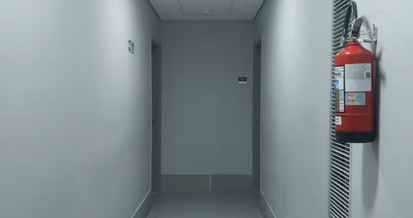 Sala comercial com 76 metros e 2 vagas.