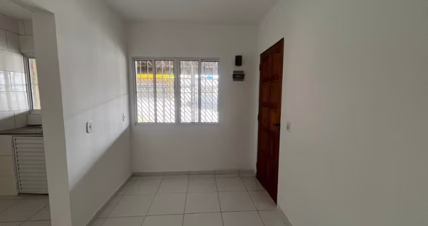 Apartamento recem reformado com 01 quarto e 01 vaga - Prédinho de 02 andares sem condomínio.