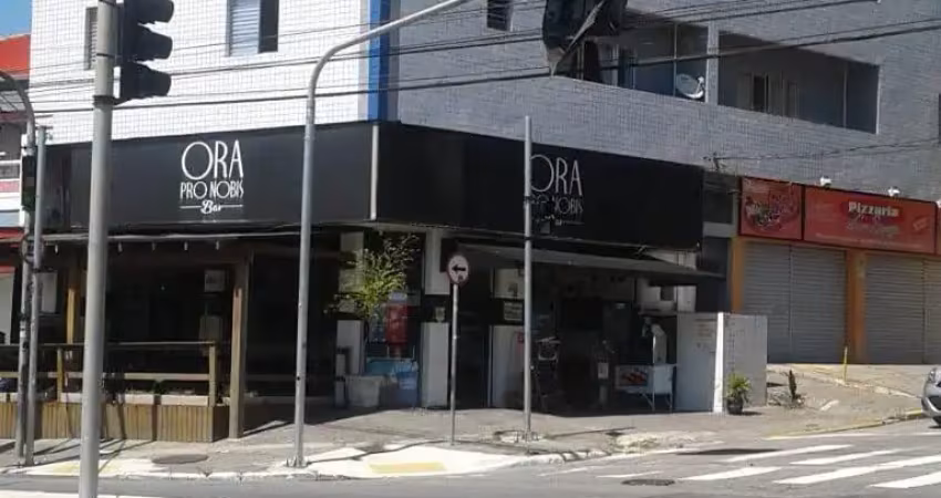 Prédio comercial com 02 salões e 06 apartamentos sobre loja com 135m2.