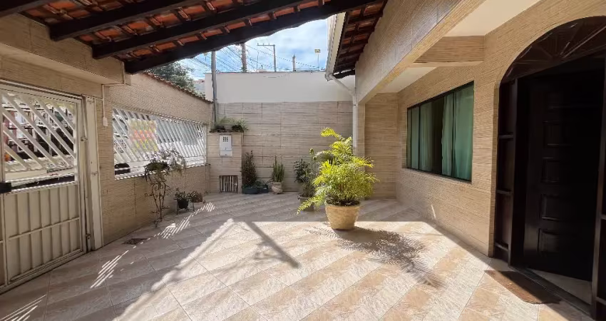 Linda casa terrea com 4 quartos e 3 vagas no bairro nova petropolis