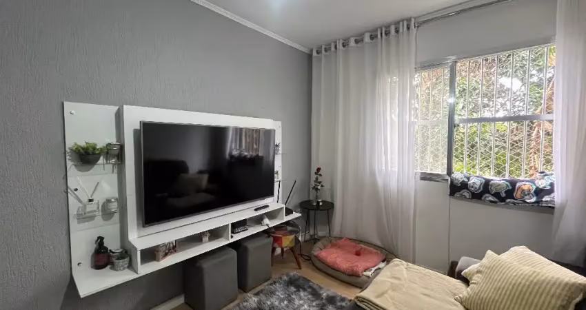 Lindo apartamento térreo reformado com 2 quartos e 1 vaga de garagem.