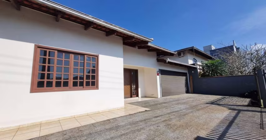 Casa residencial com 4 quartos  para alugar, 205.00 m2 por R$3600.00  - Comasa - Joinville/SC