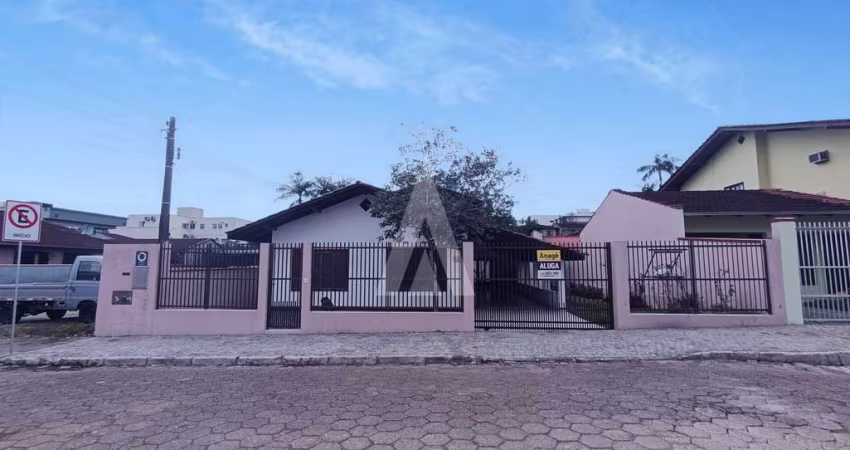 Casa residencial com 4 quartos  para alugar, 150.00 m2 por R$3500.00  - Costa E Silva - Joinville/SC