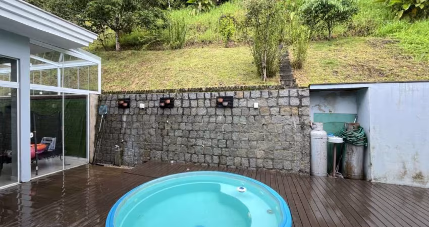 Casa residencial com 3 quartos  para alugar, 190.63 m2 por R$7200.00  - Bom Retiro - Joinville/SC
