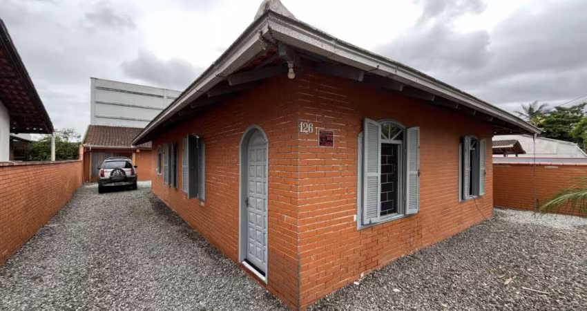 Casa residencial com 4 quartos  para alugar, 155.90 m2 por R$2300.00  - Iririu - Joinville/SC
