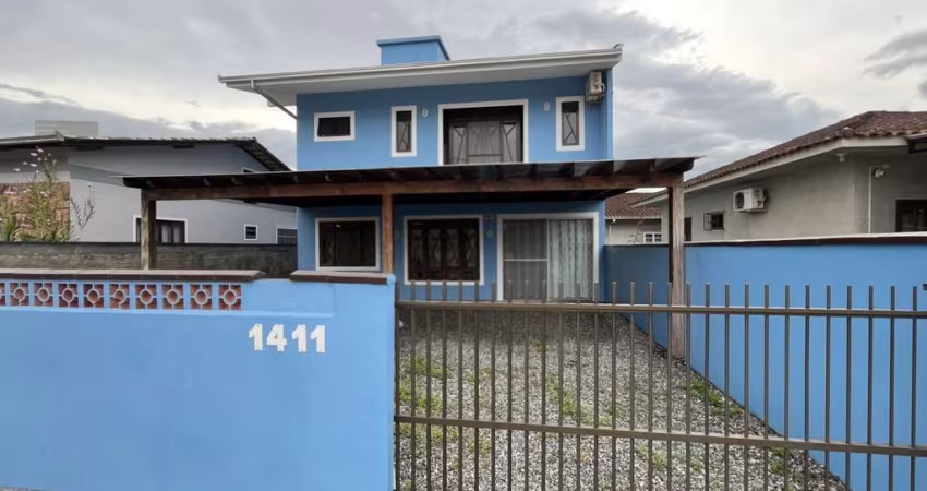 Casa residencial com 3 quartos  para alugar, 156.60 m2 por R$3000.00  - Jardim Iririu - Joinville/SC