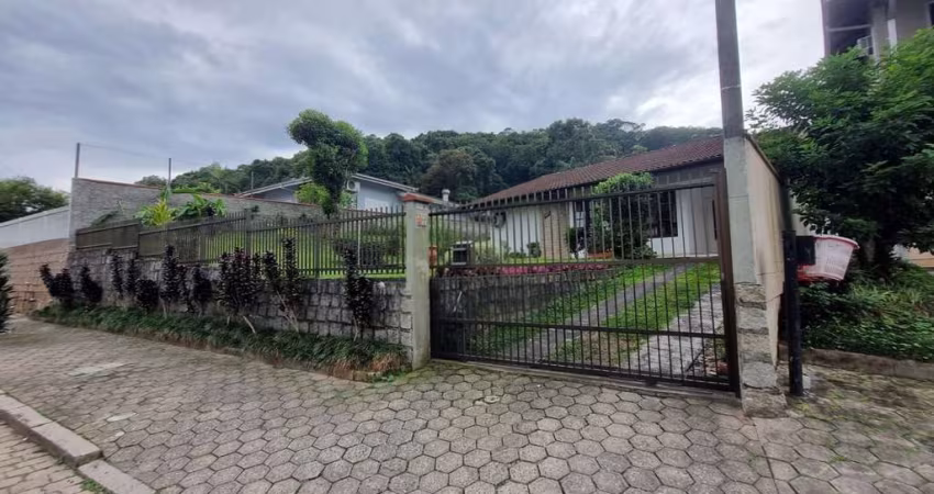 Casa residencial com 3 quartos  para alugar, 155.44 m2 por R$5500.00  - Gloria - Joinville/SC