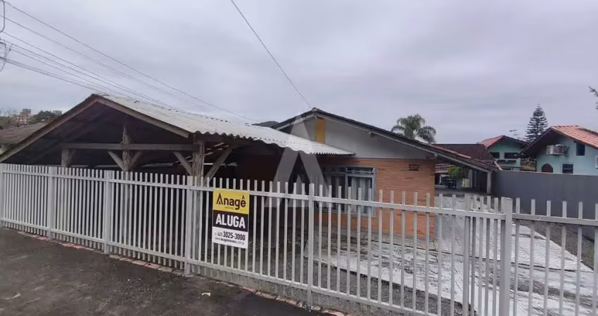 Casa residencial com 3 quartos  para alugar, 148.81 m2 por r$2200.00  - gloria - joinville/sc