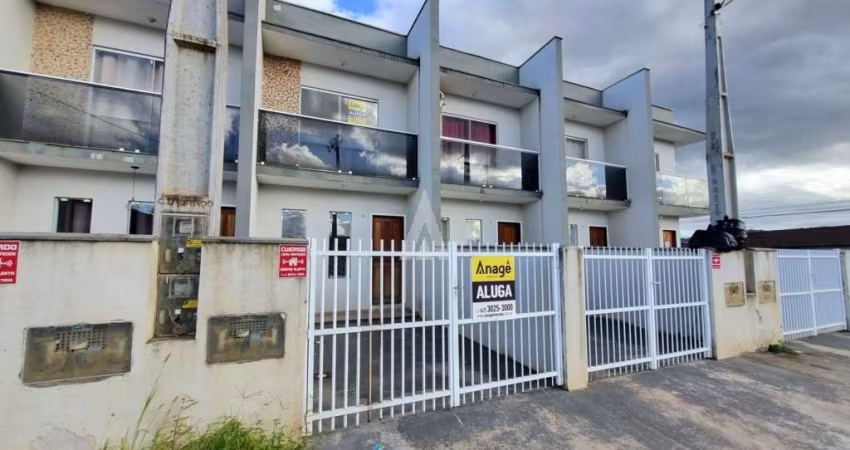 Lindo geminado com 2 dormitórios, sala de estar e jantar, cozinha, 1 lavabo e 1 banheiro social e área de serviço.