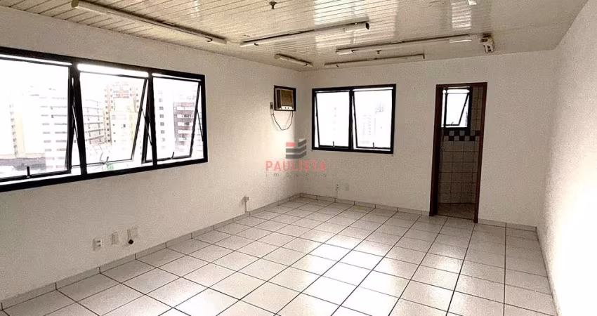 Sala Comercial para locação com 2 banheiros e 2 vagas a 560 metros do Metrô Praça da Árvore.