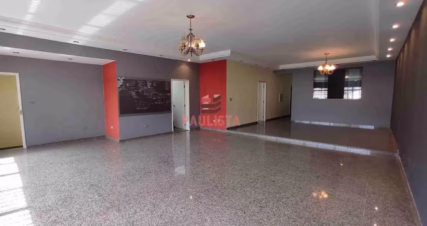 Sobrado comercial com 2 andares corporativos e subsolo com 5 vagas de garagem na Rua Luís Góis