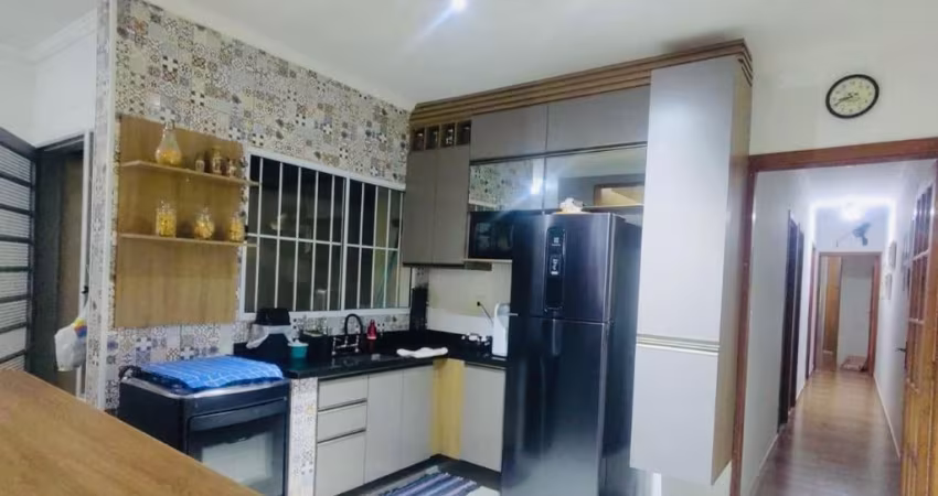 Ótima Casa Térrea com 3 Dormitórios, Suíte e Área de Lazer!