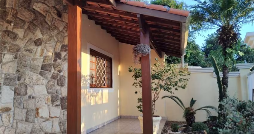 Casa para Locação em Atibaia, Jardim Sumaré, 3 dormitórios, 1 suíte, 3 banheiros, 2 vagas