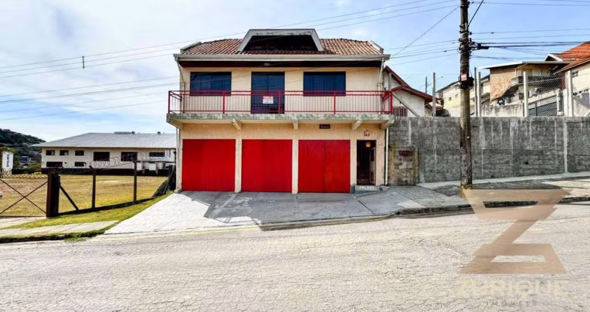 Casa com 3 dormitórios à venda, 260 m² por R$ 850.000 - Floresta Negra - Campos do Jordão/SP