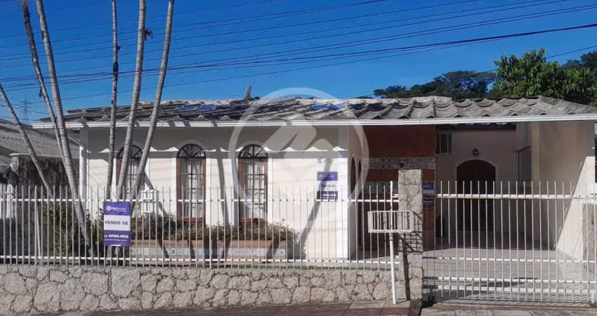 Casa à venda com com 03 dormitórios e Edícula na parte de trás no Bairro Forquilhinhas São José SC. codigo: 120286