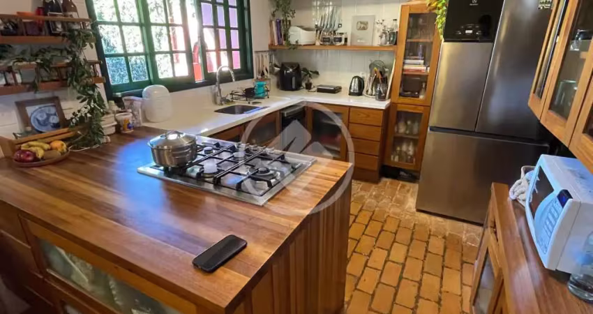 Casa exclusiva na agronômica – madeira maciça, projeto de paisagismo e segurança! codigo: 137432