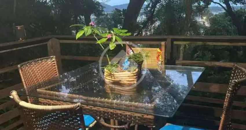Casa lagoa da conceição com vista linda, natureza exuberante e ótima localização codigo: 147534