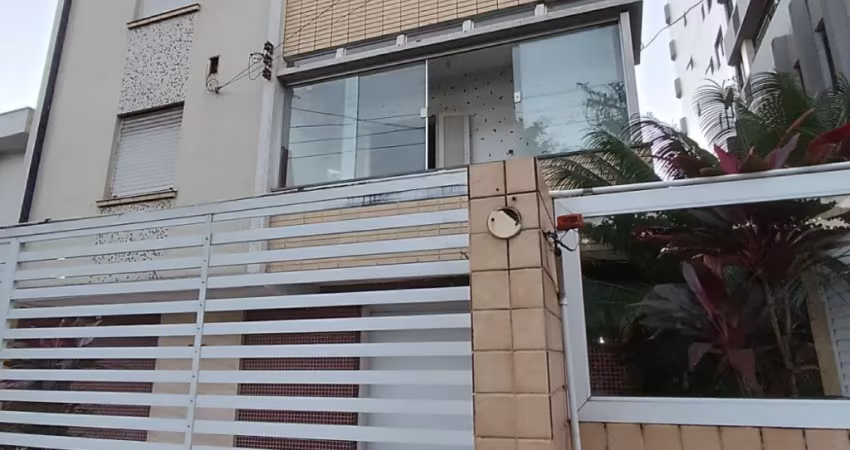 Apartamento de frente a 2 quadras da praia na Aparecida, 2 dormitórios, sacada e garagem demarcada.