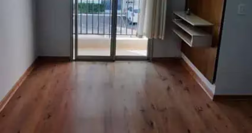 Aluga apartamento semi mobiliado, 2 dormitórios, com ar split, sala com sacada
