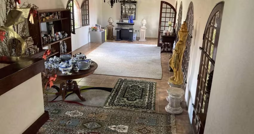 Casa à venda com 07 quartos sendo 03 suítes, super área de lazer com piscina e espaço para salão de jogos