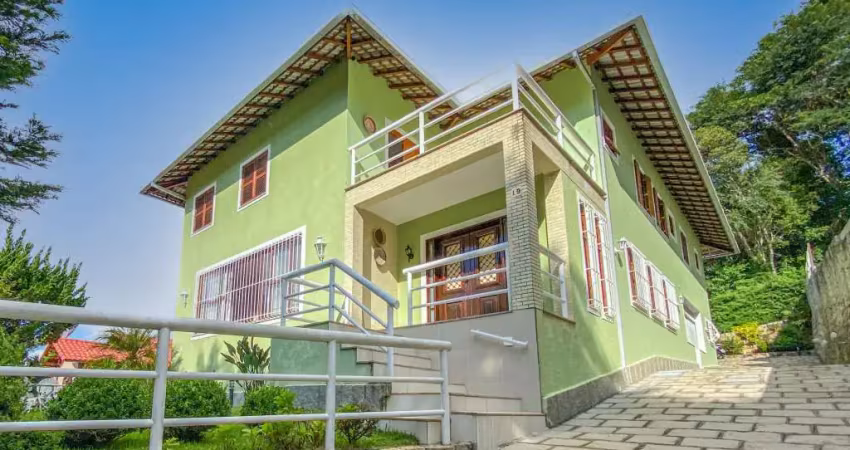Casa com 3 quartos em condomínio no quebra frascos, teresópolis.