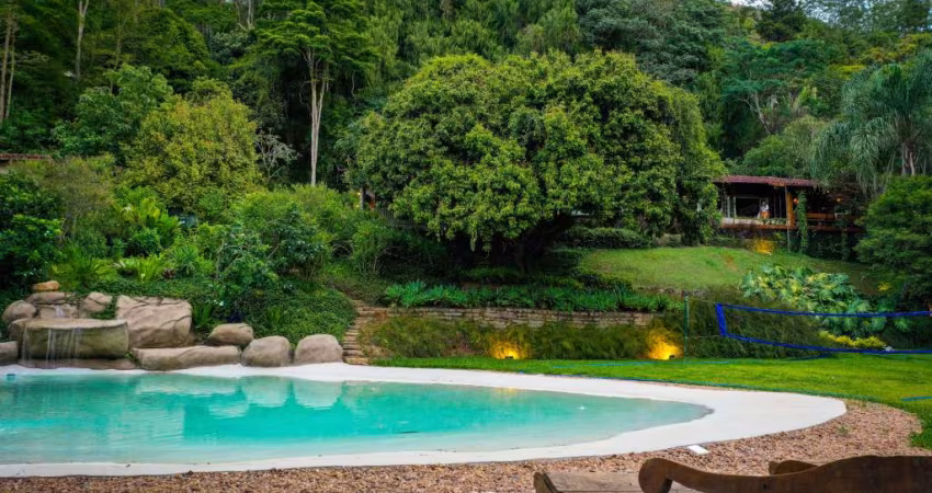 Casa com 4 quartos em condomínio no Cuiabá, Petrópolis.