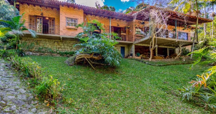 Casa 3 quartos em condomínio no Quebra Frascos, Teresópolis.