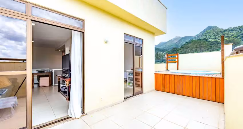 Cobertura duplex com três quartos no Alto, Teresópolis.