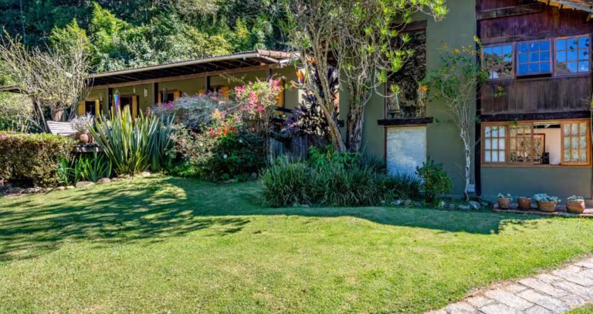 Casa com 5 quartos em condomínio em Araras, Petrópolis.