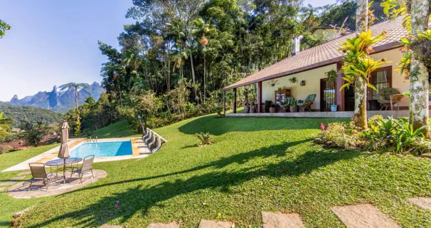 Casa com 3 quartos, em meio a Natureza, no bairro Carlos Guinle.