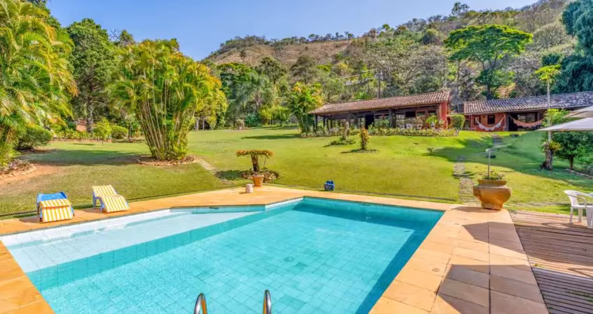 Casa linear com 6 quartos, riacho privativo, no Vale da Boa Esperança.