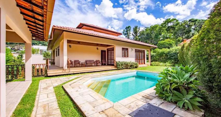 Casa linear com 4 quartos à venda no condomínio Vale dos Eucaliptos