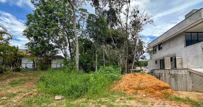 Lote com 850m2 em condomínio no bairro quebra frascos, teresópolis.