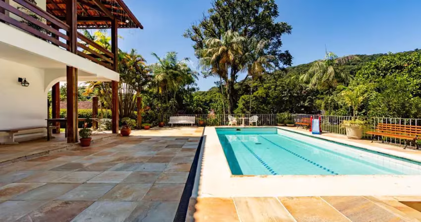 Casa com 6 quartos em condomínio no comary, teresópolis/rj.