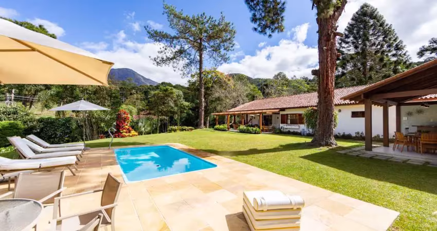 Casa linear com 5 quartos, cercada de muito verde no quebra frascos, teresópolis.