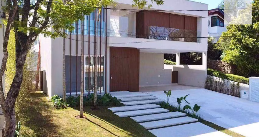 Casa nova de Altíssimo Padrão com finos acabamentos em condomínio com ótima localização!