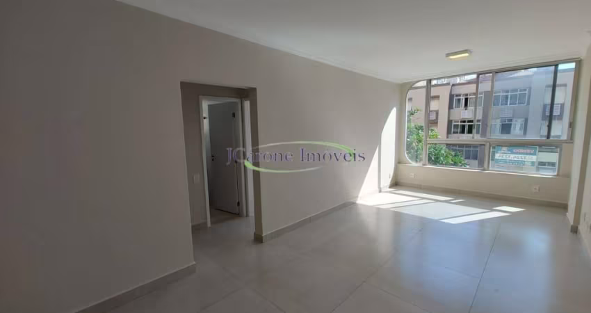 Venda de apartamento reformado com 2 quartos na Quadra da Praia da Aparecida em Santos