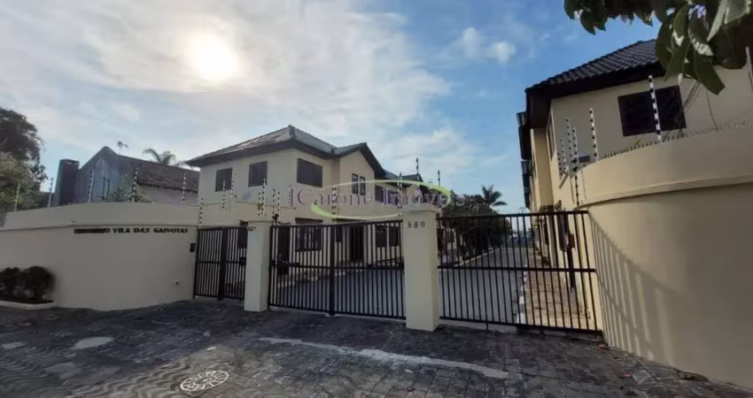 Casa a venda com 2 suítes e lazer em villágio perto da praia e no centro de bertioga / sp