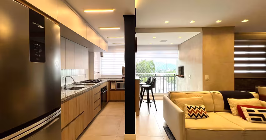 Apartamento 100% mobiliado no costa e silva, com 70 m² privativos e duas vagas  de garagem.