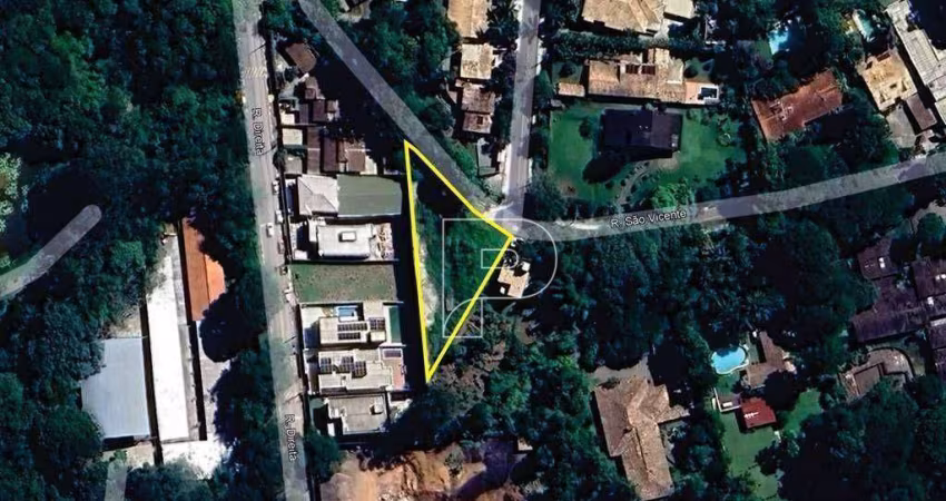 Terreno em residencial no Miolo da Granja Viana.