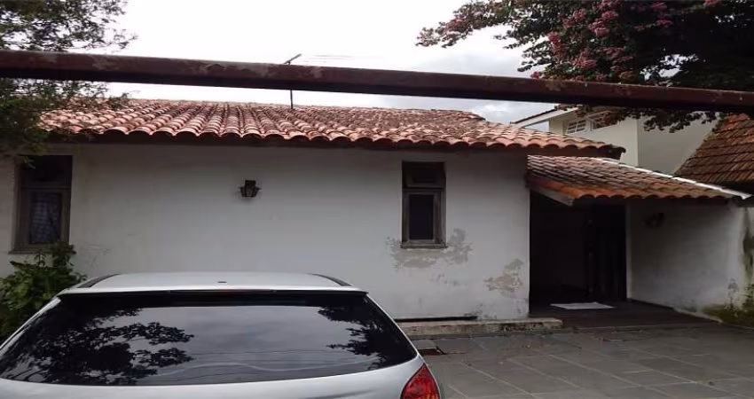 CASA À VENDA NA GRANJA VIANA. - 3 DORMITÓRIOS 1 SUÍTE.