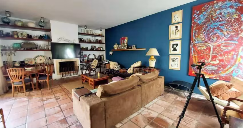 Casa no Miolo da Granja Viana.