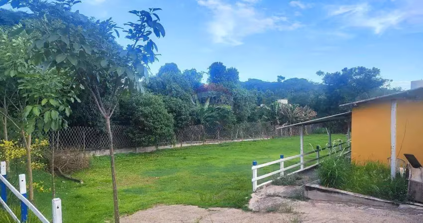 Chácara à venda na divisa paulínia/americana: seu refúgio de 950m² com casa, varanda e galpão!