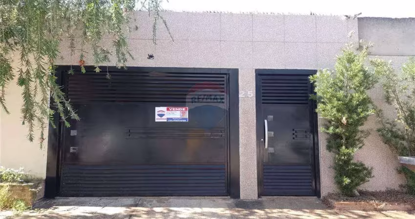 Casa com 1 suíte e 1 quarto, 2 banheiro, com piscina, moveis planejados.