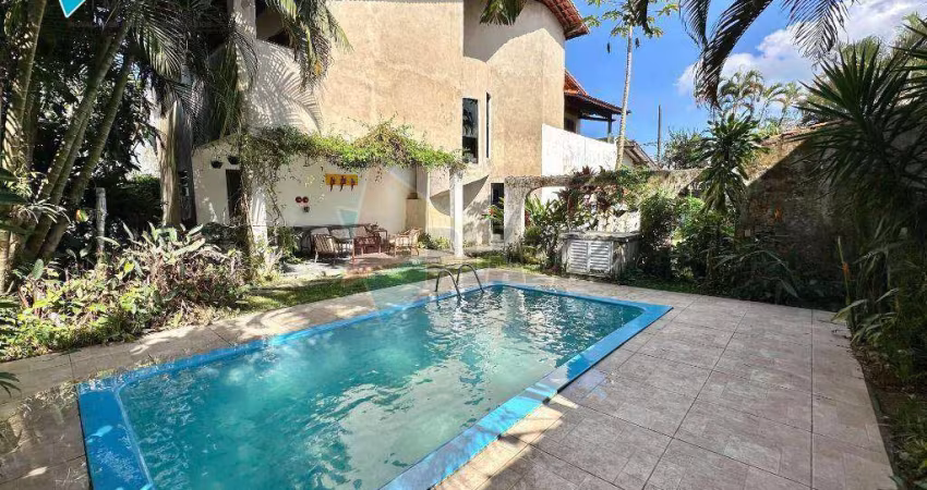 Sobrado com 4 quartos, piscina e churrasqueira, disponível para alugar, no bairro Boqueirão, em Praia Grande/SP.