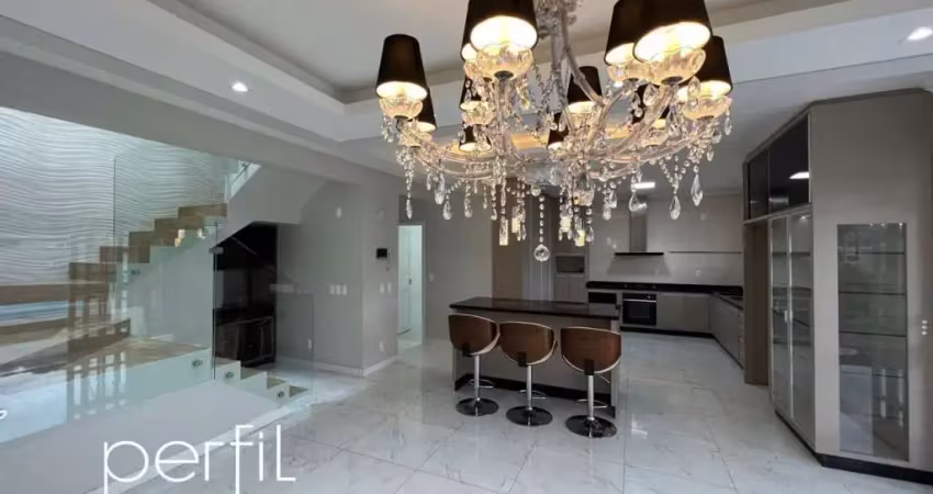 Sobrado em condomínio fechado com cinco quartos sendo quatro suites no bairro Glória - Joinville/ SC