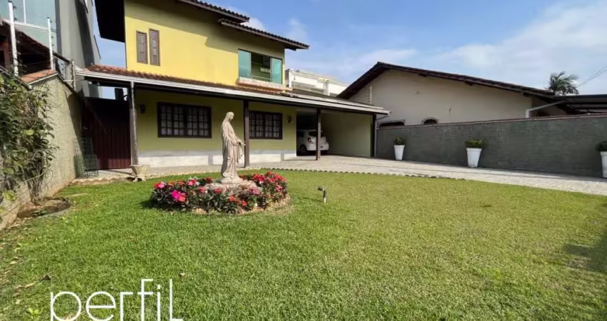 Casa Sobrado a venda com tres quartos sendo uma suite e piscina no bairro Aventureiro - Joinville/ SC